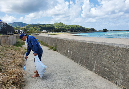 海岸のゴミ拾い